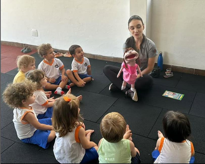 Contação de histórias com fantoche rosa para crianças atentas