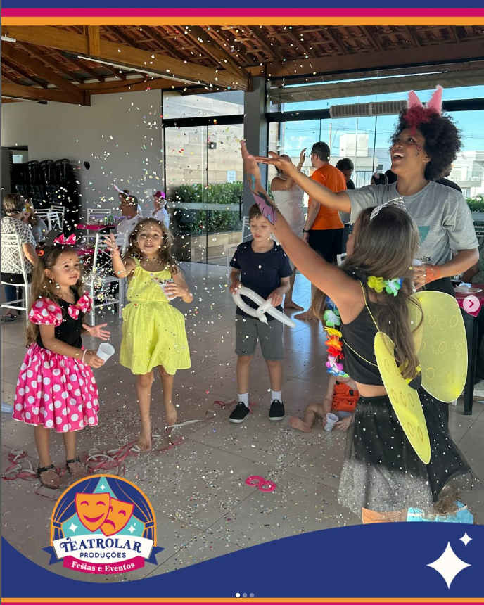 Teatro interativo com crianças participando ativamente - Teatro LAR Produções
